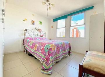 Departamento de 2 ambientes, Tres de Febrero · Excelente 2 Amb. 45 m², Muy Luminoso con Cochera y Baulera, Pleno Centro.