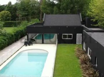 Casa · 428m² · 5 Ambientes · 10 Cocheras · Venta Casa 4 Dorm. Parque Leloir Pileta 1667 m²