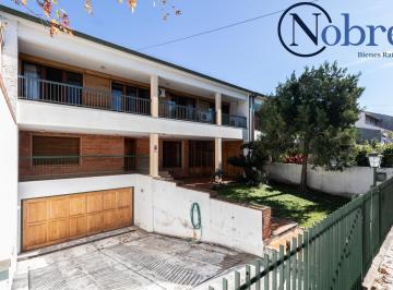 Casa · 457m² · 6 Ambientes · 5 Cocheras · Casa en Venta en Villa Luzuriaga con Quincho/parque/terraza