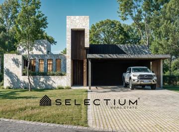 Casa · 360m² · 8 Ambientes · 2 Cocheras · Se Vende Exclusiva Propiedad de 1 Planta en Chacras de La Villa!