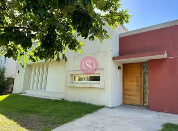 Casa · 120m² · 4 Ambientes · 2 Cocheras · Casa en Alquiler Anual, Barrio Santa Guadalupe, Pilar del Este