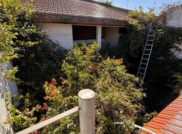 Casa de 8 ambientes, Parque Chacabuco · Venta Vivienda Multifamiliar Cochera + Jardin + Terraza. Lote Propio 8,66 X 39,95