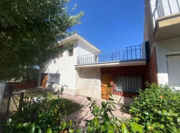 Casa · 130m² · 6 Ambientes · 1 Cochera · Vendemos Casa en Barrio La Floresta