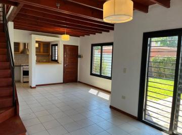 Casa · 72m² · 3 Ambientes · 1 Cochera · Casa Duplex en Venta en Gonnet de 2 Dorm.