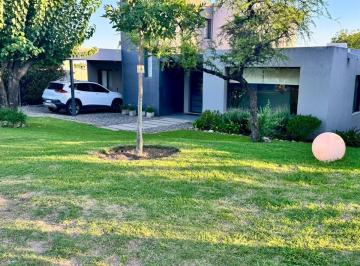 Casa · 300m² · 8 Ambientes · 1 Cochera · Venta Hermosa Casa Country Q2 Mendiolaza