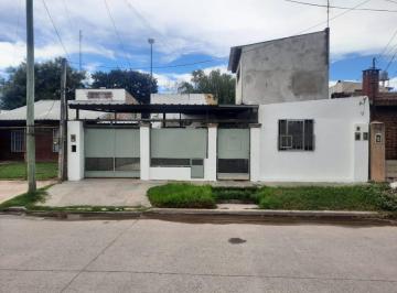 Casa · 130m² · 4 Ambientes · 1 Cochera · Casa Venta Mariano Acosta