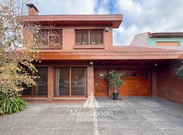 Casa · 240m² · 5 Ambientes · 2 Cocheras · Casa 4 Amb. con Pileta y Cochera Doble en Parque Luro