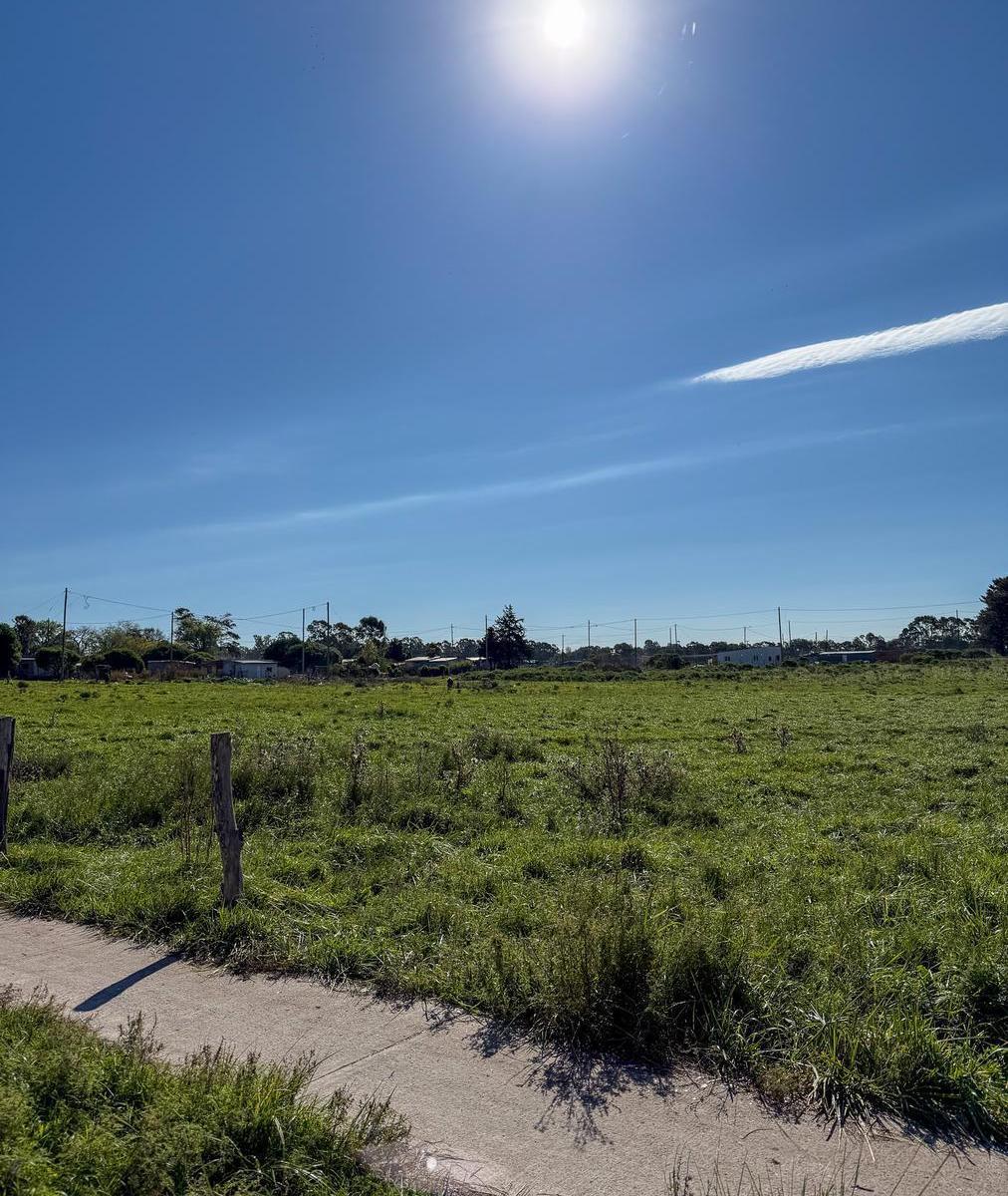 Oportunidad de inversión en el barrio Santa Rosa del Mar, al sur de Mar del Plata. Lote de 20 metros de frente por 30 de fondo, con una superficie total de 610 m², ideal para construir una vivienda un