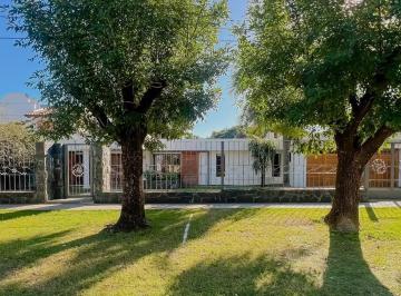 Casa · 360m² · 5 Ambientes · 3 Cocheras · Se Vende Casa en Barrio Alejandro Centeno