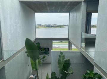 Casa · 240m² · 5 Ambientes · 2 Cocheras · Casa en Naudir Al Agua Escobar