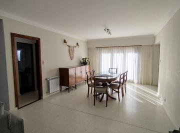 Casa · 186m² · 5 Ambientes · 1 Cochera · Hermoso Chalet Cinco Ambientes - Ideal Vivienda Permanente - Todos Los Servicios