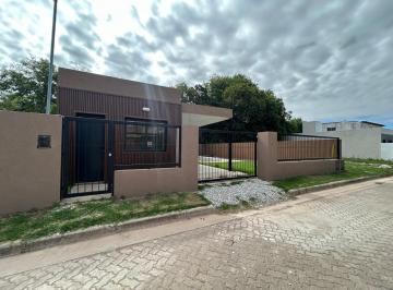Casa · 52m² · 3 Ambientes · 2 Cocheras · Casa 2 Doritorios en Altos de Pellegrini - Roldan