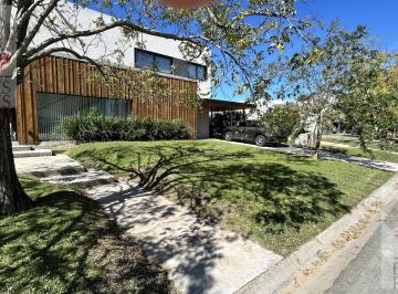 Casa · 250m² · 4 Ambientes · 2 Cocheras · Casa en El Canton Golf Hermosa Casa en Alquiler