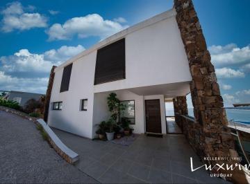 Casa · 382m² · 4 Ambientes · 5 Cocheras · Casa en Alquiler Piriápolis 3 Dorm. 4 Baños