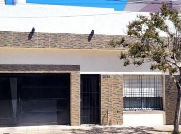 Casa · 145m² · 4 Ambientes · 1 Cochera · Venta Hermosa Casa en Dos Plantas Impecable Estado