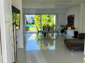 Casa · 180m² · 4 Ambientes · 3 Cocheras · Venta Casa 4 Ambientes Ramos Mejia Pileta Cochera