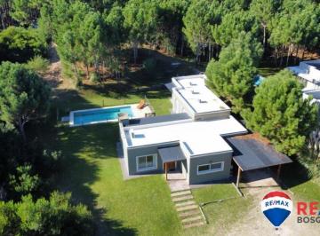 Casa · 148m² · 4 Ambientes · 1 Cochera · Venta Casa Costa Esmeralda