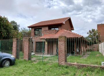 Casa · 200m² · 6 Ambientes · 1 Cochera · Casa 6 Ambientes Reciclada a Nueva en Caisamar