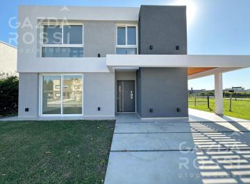 Casa · 166m² · 5 Ambientes · 1 Cochera · Casa en San Felipe