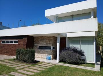 Casa · 280m² · 5 Ambientes · 2 Cocheras · Casa 5amb con Garage y Parque - Rumenco
