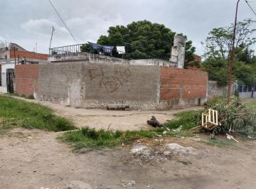 Casa · 55m² · 2 Dormitorios · 1 Cochera · Propiedad en Venta, Lote Esquina con Casa de Mamposteria