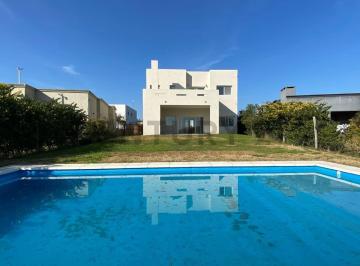 Casa · 200m² · 5 Ambientes · 3 Cocheras · Destacada Casa con Pileta con Fondo a Pulmon