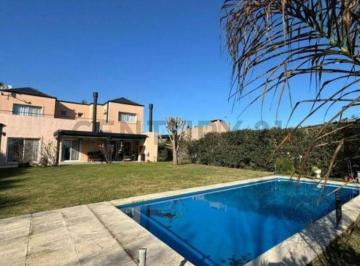 Casa · 180m² · 4 Ambientes · 4 Cocheras · Destacada Casa con Pileta Fondo a Pulmon