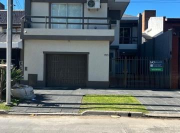 Casa · 325m² · 7 Ambientes · 2 Cocheras · Casa de Dos Plantas a La Venta