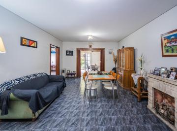 Casa · 160m² · 3 Ambientes · 2 Cocheras · Venta de Casa de 3 Ambientes en Ciudad Madero