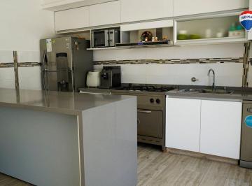 Casa · 37m² · 1 Ambiente · Casa con Pileta en Lomas de Zamora