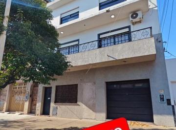 Casa · 252m² · 6 Ambientes · 1 Cochera · Casa en 3 Plantas 6 Amb Charlone Al 200 en Venta La Tablada