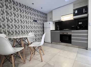 Cocina con comedor diario · Monoambiente Amoblado en Alquiler Temporario con Amplio Patio, Zona Parque Las Heras.