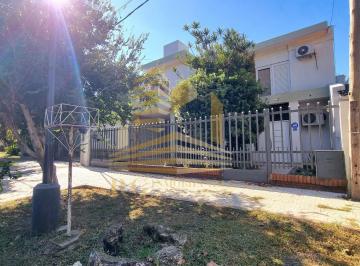 Casa · 232m² · 6 Ambientes · 1 Cochera · Excelente Casa de 3 Dorm., a m de La Costanera!