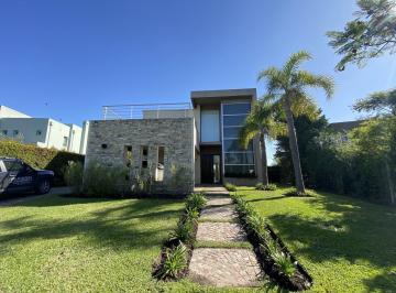 Casa · 260m² · 5 Ambientes · 3 Cocheras · Casa en Barrio Santa Catalina - Alquiler Temporario