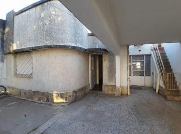 Casa · 81m² · 4 Ambientes · 1 Cochera · Casa con Ubicación Privilegiada