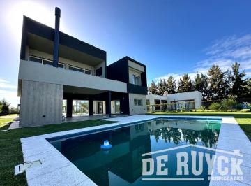 Casa · 236m² · 4 Ambientes · Casa a Estrenar en Las Golondrinas