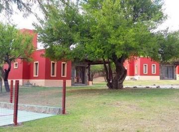 Casa · 180m² · 8 Dormitorios · 4 Cocheras · Complejo en Venta