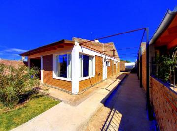 Casa · 70m² · 3 Ambientes · 2 Cocheras · Alquiler de Hermosa Casa de 2 Dorm. - Plottier