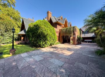 Casa · 1515m² · 12 Ambientes · 7 Cocheras · Casa en Temperley Barrio Ingles