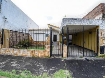 Casa · 119m² · 4 Ambientes · 1 Cochera · Venta! Casa con Cochera en Barrio Azcuenaga!