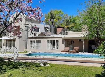 Casa · 240m² · 8 Ambientes · Venta Casa en Colastine con Increíble Ubicación