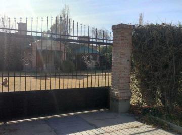 Casa · 177m² · 4 Ambientes · Casa con Pileta General Roca Apta Credito