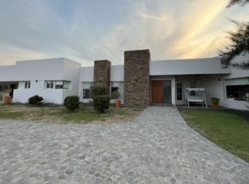 Casa de 6 ambientes, Luján · Espectacular Casa en Comarcas de Lujan, Barrio Santa Irene 6 Amb. Pileta Climat