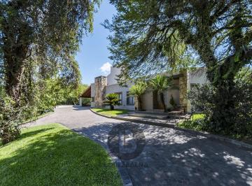 Casa · 685m² · 9 Ambientes · 4 Cocheras · Venta El Bosque - 6 Dorm.! Todo un Chiche!