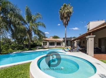 Casa · 685m² · 9 Ambientes · 4 Cocheras · Venta El Bosque - 6 Dorm.! Todo un Chiche!
