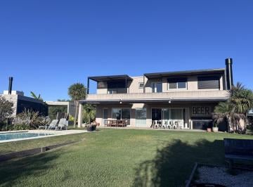 Casa · 211m² · 4 Ambientes · 2 Cocheras · Venta de Casa en Dos Plantas Area 2 Al Golf