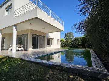 Casa · 279m² · 4 Ambientes · 2 Cocheras · Casa en Venta Funes Town. 3 Dorm., Doble Cochera, Patio Verde y Pileta