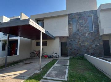 Casa · 125m² · 3 Ambientes · 1 Cochera · Vendo Duplex Dos Dorm. en Chacras del Norte