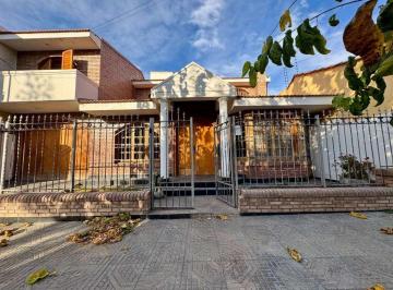 Casa · 242m² · 5 Ambientes · 2 Cocheras · Casa de 4 Habitaciones en Venta en Dorrego