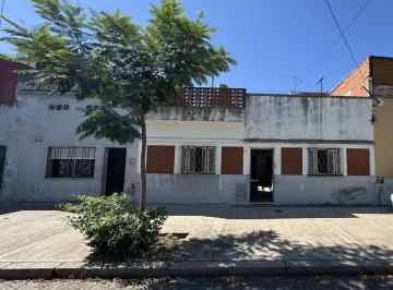 Casa · 110m² · 4 Ambientes · Venta Casa a Refaccionar en Villa Soldati